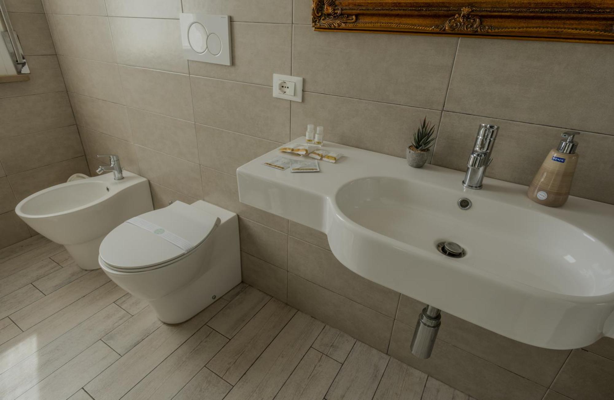 Alla Scaletta - Stanze Con Bagno Privato E Wifi A Pochi Passi Dal Duomo Mirandola Zewnętrze zdjęcie